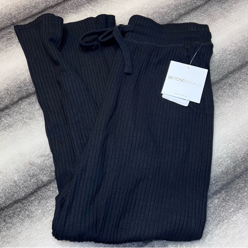 Beyond Yoga Free Flow Wide Leg Cropped Black Pants